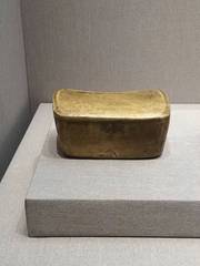 【馆藏精品】唐代黄釉瓷枕 黄釉是陶瓷